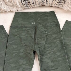Beyond Yoga Women’s Green Camouflage Leggings